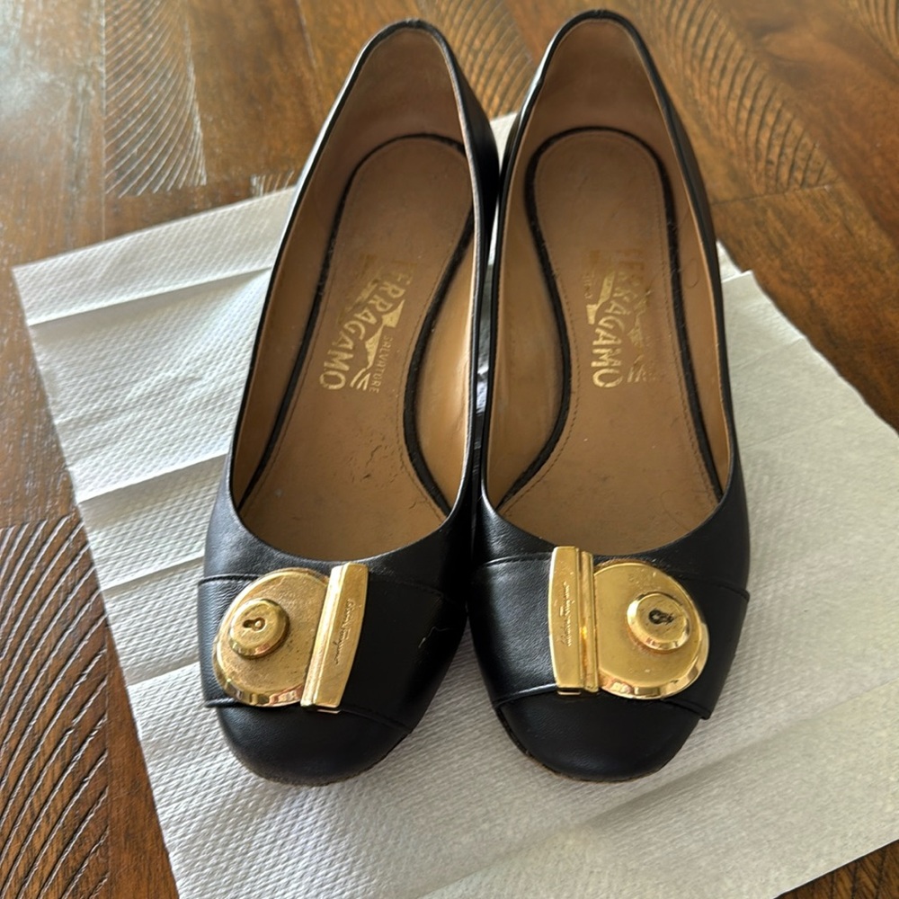Classic Salvatore ferragamo black leather pumps with gold buckle